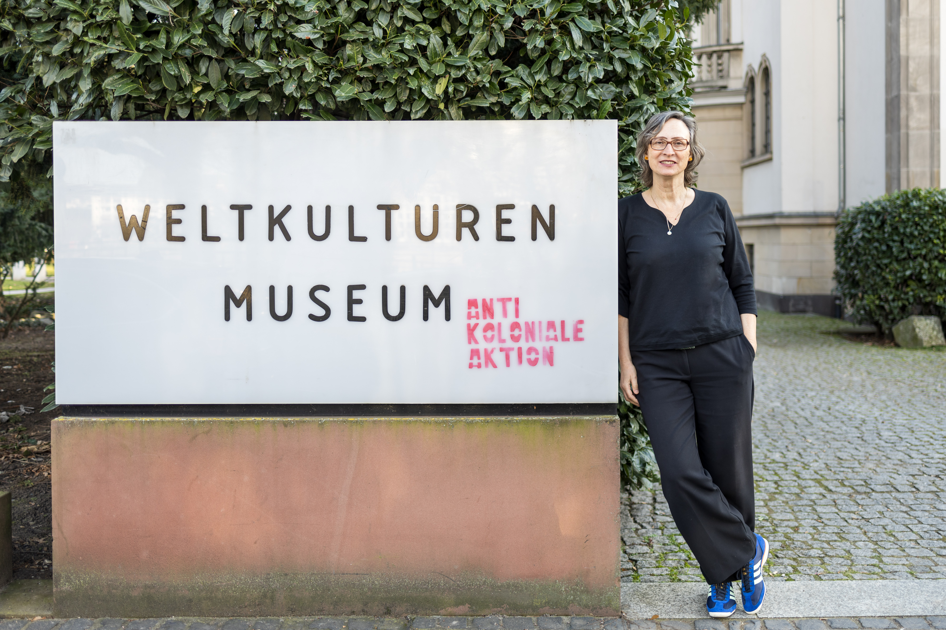 Larissa Föster vor dem Weltkulturen Museum Frankfurt